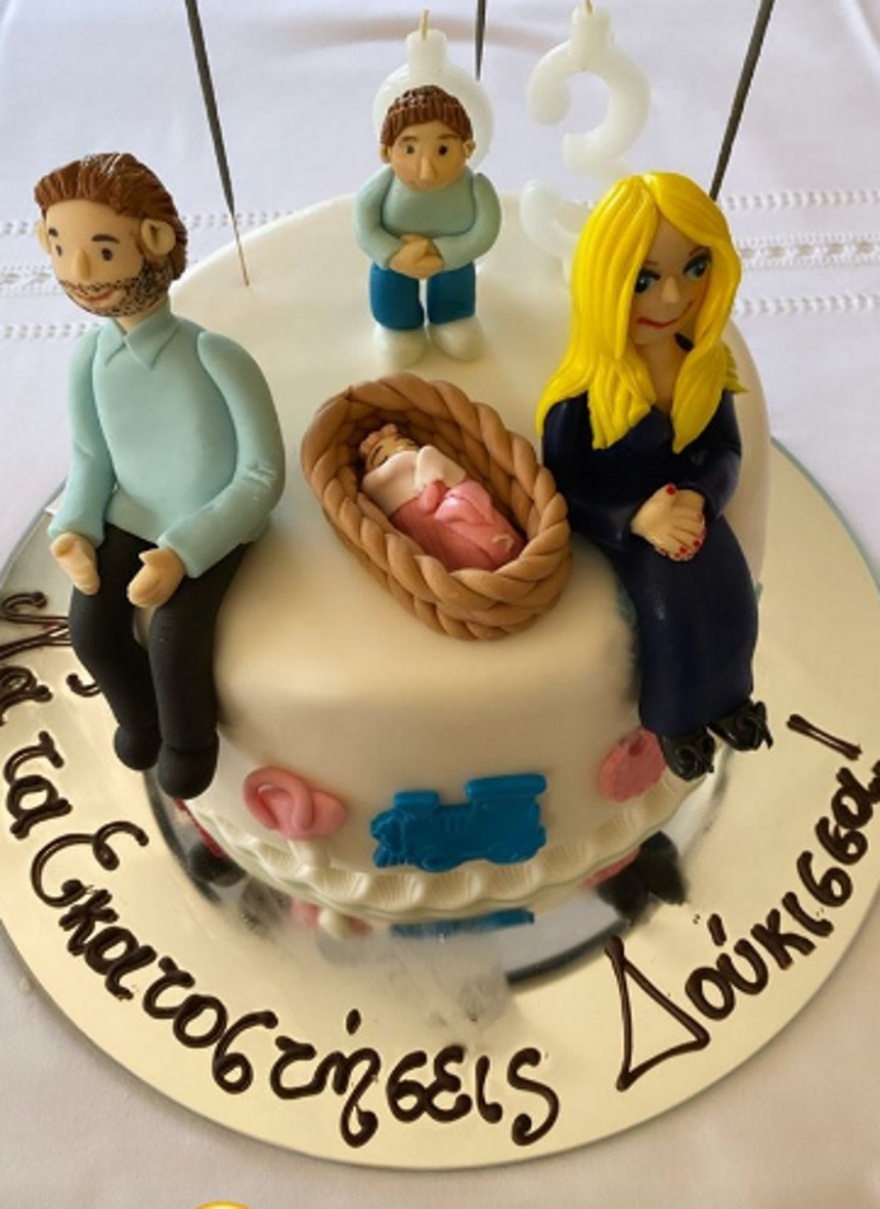 Η Δούκισσα Νομικού... έσβησε «οικογενειακή» τούρτα 