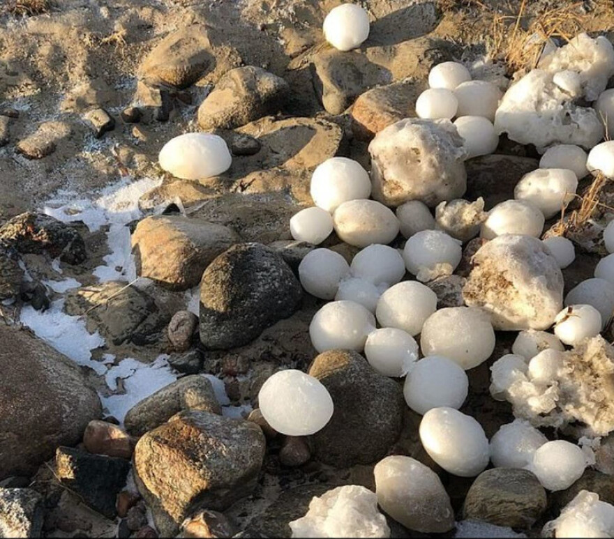 Φινλανδία: Παραλία γέμισε με περίεργες μπάλες από πάγο 