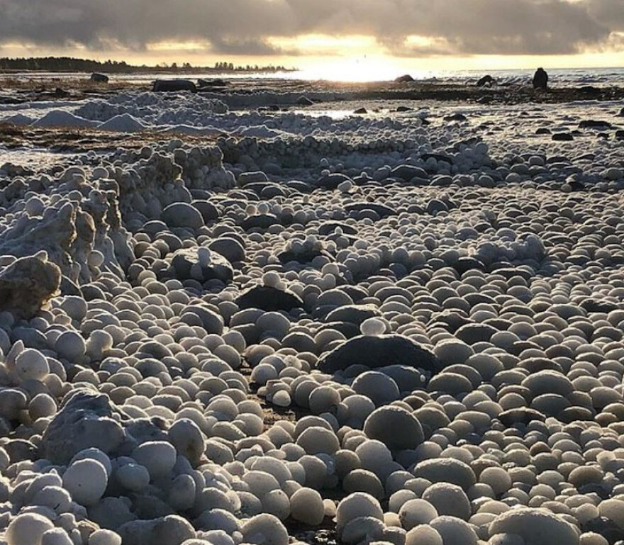 Φινλανδία: Παραλία γέμισε με περίεργες μπάλες από πάγο 