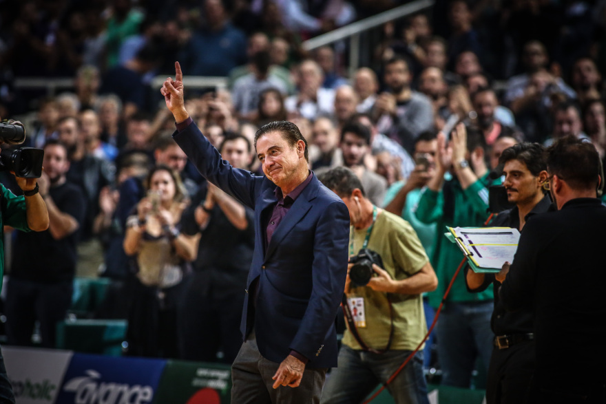 Ρικ Πιτίνο: Βράβευση και αποθέωση στο ΟΑΚΑ για τον νέο τεχνικό της Εθνικής (φωτό)