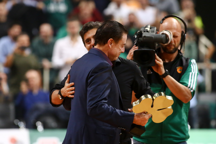 Ρικ Πιτίνο: Βράβευση και αποθέωση στο ΟΑΚΑ για τον νέο τεχνικό της Εθνικής (φωτό)