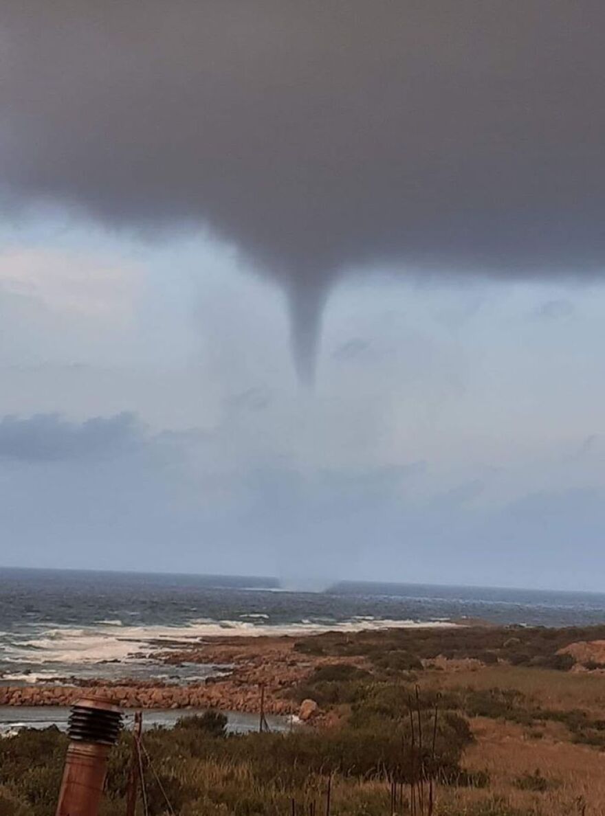 Καιρός: Ανεμοστρόβιλος «σάρωσε» τα Χανιά - Μεγάλες καταστροφές 