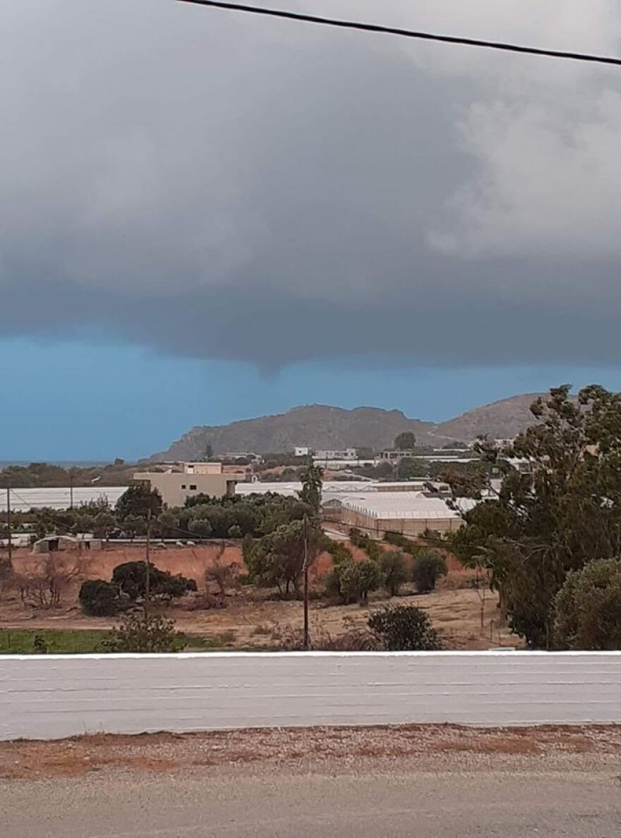 Καιρός: Ανεμοστρόβιλος «σάρωσε» τα Χανιά - Μεγάλες καταστροφές 