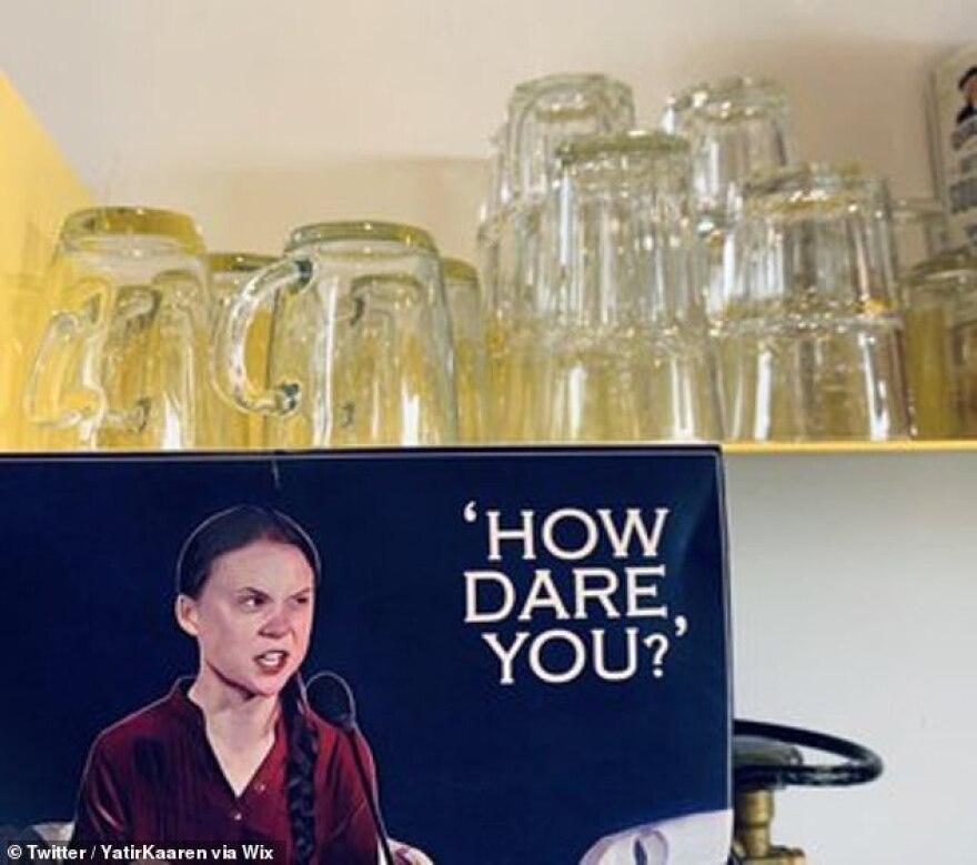 Ισραήλ: «Μπαμπούλας» κατά της χρήσης πλαστικών οι φωτογραφίες της Γκρέτα Τούνμπεργκ