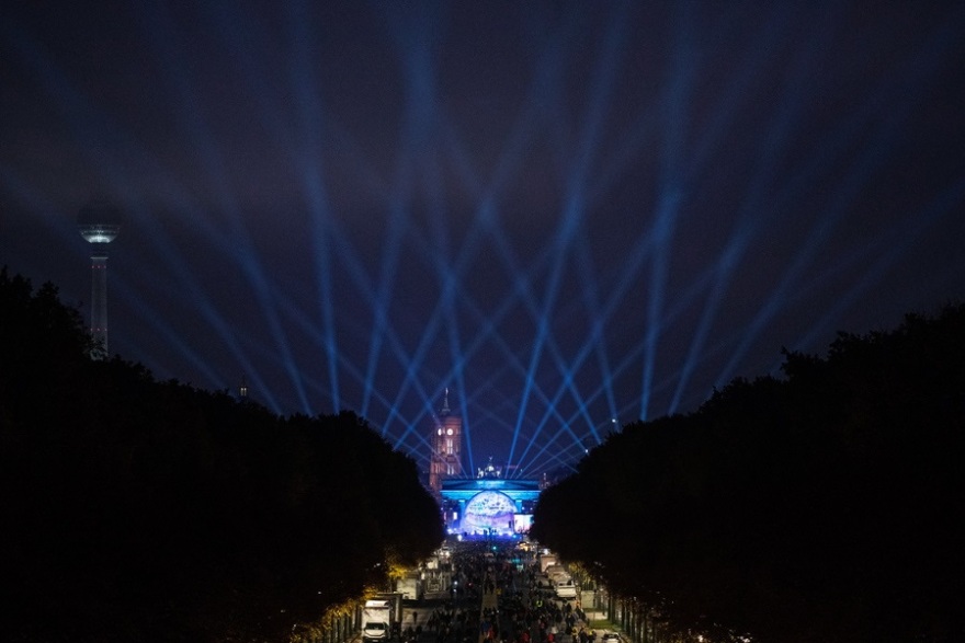 30η επέτειος από την Πτώση του Τείχους: Φωτογραφίες και βίντεο από το «πάρτι» στο Βερολίνο