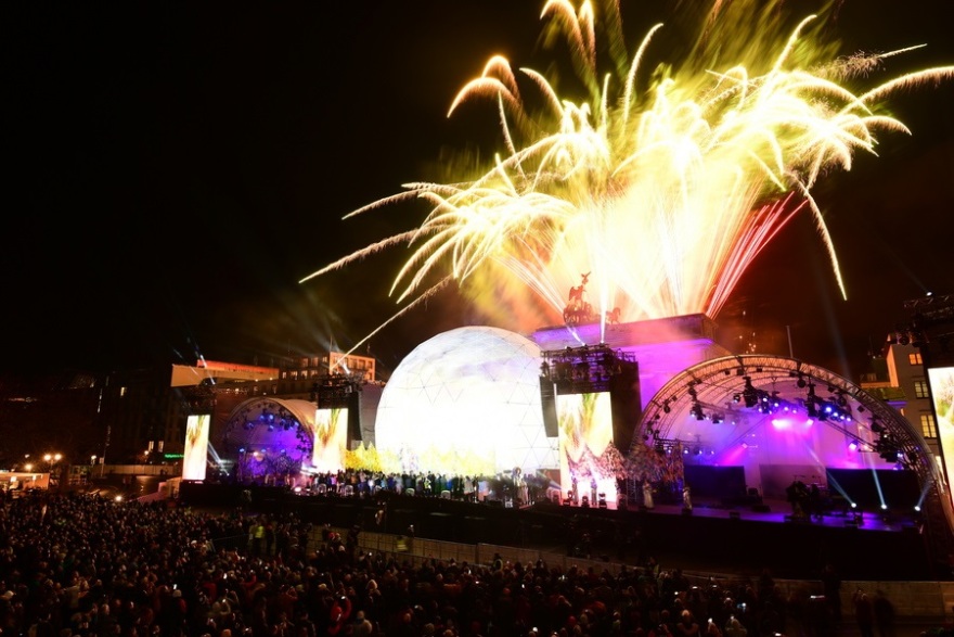 30η επέτειος από την Πτώση του Τείχους: Φωτογραφίες και βίντεο από το «πάρτι» στο Βερολίνο