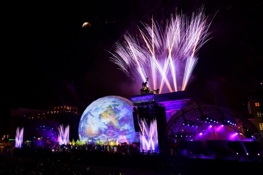 30η επέτειος από την Πτώση του Τείχους: Φωτογραφίες και βίντεο από το «πάρτι» στο Βερολίνο