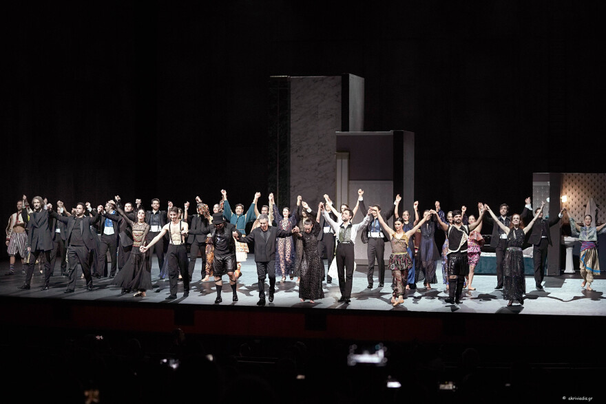 Συγκίνηση και θερμό χειροκρότημα στην πρεμιέρα της παράστασης «Χορός με τη σκιά μου»