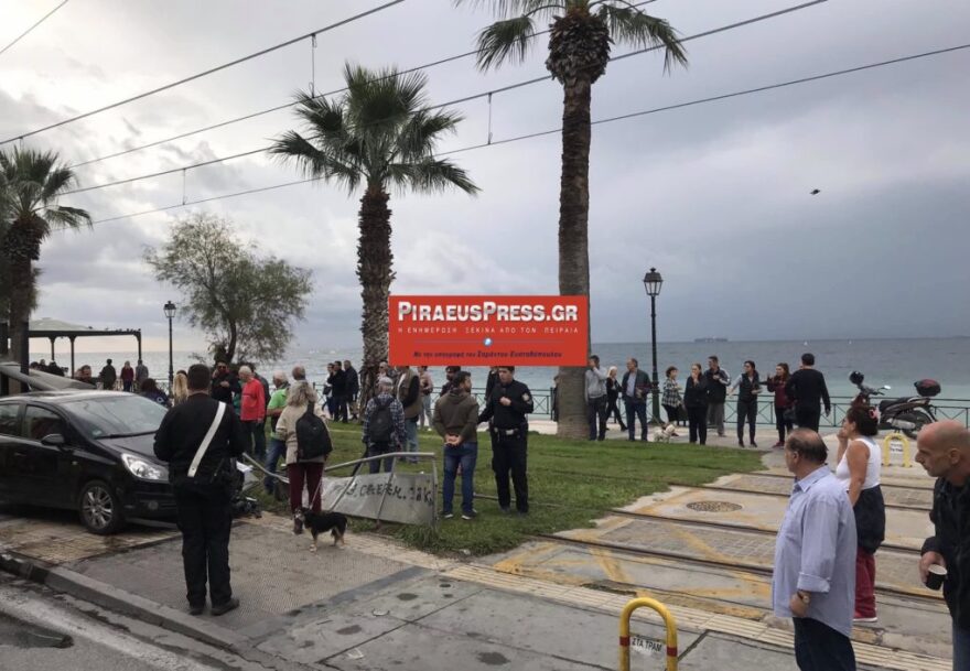 Παραλιακή: Αυτοκίνητο έπεσε σε στάση λεωφορείου 
