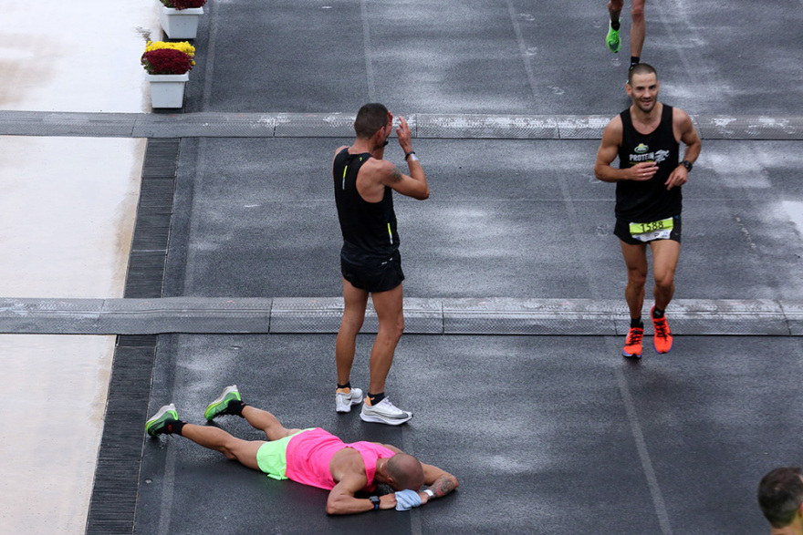 37ος Μαραθώνιος: 300 δρομείς χρειάστηκαν πρώτες βοήθειες – 17 στο νοσοκομείο, ένας με έμφραγμα