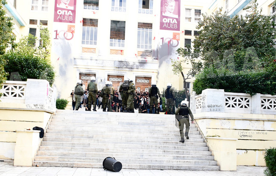 Βίντεο: Επεισόδια και χημικά στην ΑΣΟΕΕ - Πορεία και συνέλευση στο Πολυτεχνείο