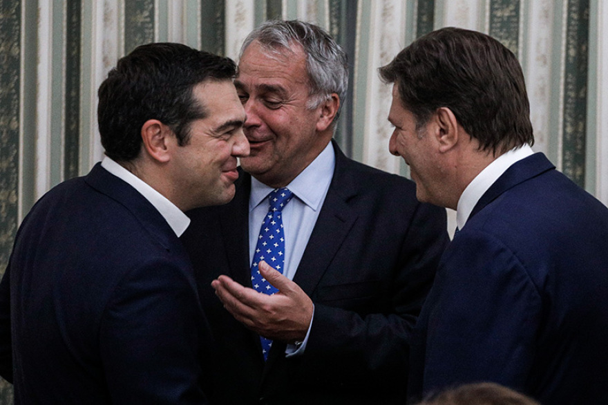 Δείπνο στο Προεδρικό - Δείτε φωτογραφίες: Απρόσμενες χειραψίες, λαμπερές εμφανίσεις 