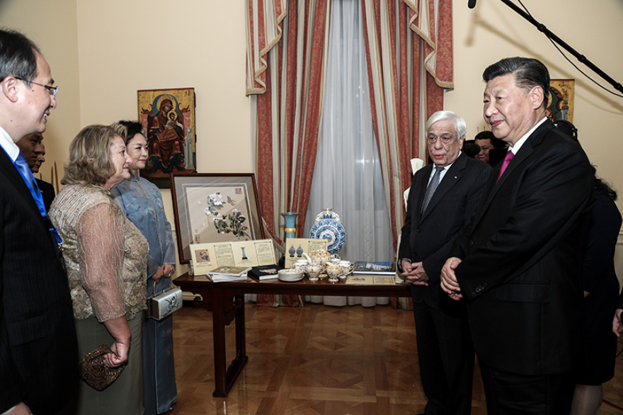 Δείπνο στο Προεδρικό - Δείτε φωτογραφίες: Απρόσμενες χειραψίες, λαμπερές εμφανίσεις 