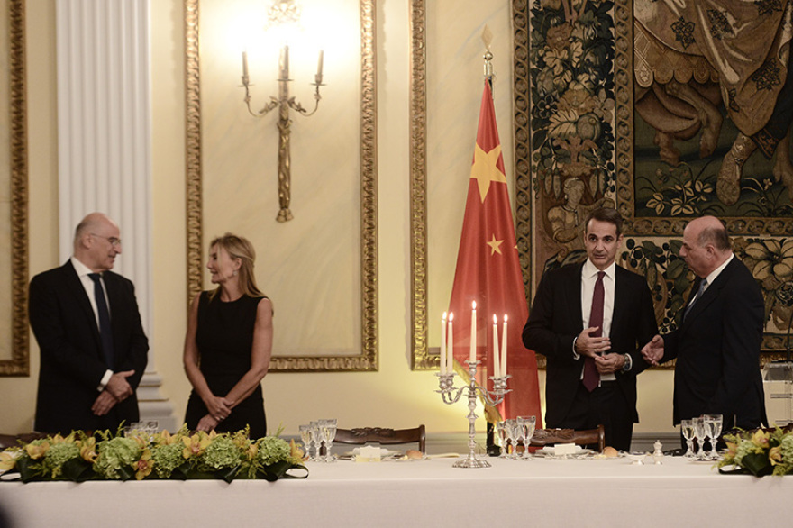 Δείπνο στο Προεδρικό - Δείτε φωτογραφίες: Απρόσμενες χειραψίες, λαμπερές εμφανίσεις 