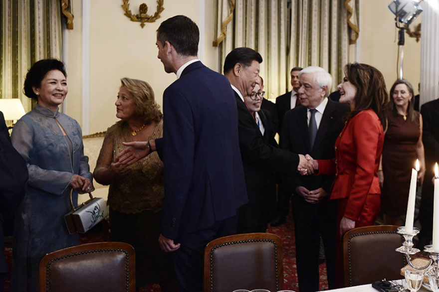 Δείπνο στο Προεδρικό - Δείτε φωτογραφίες: Απρόσμενες χειραψίες, λαμπερές εμφανίσεις 