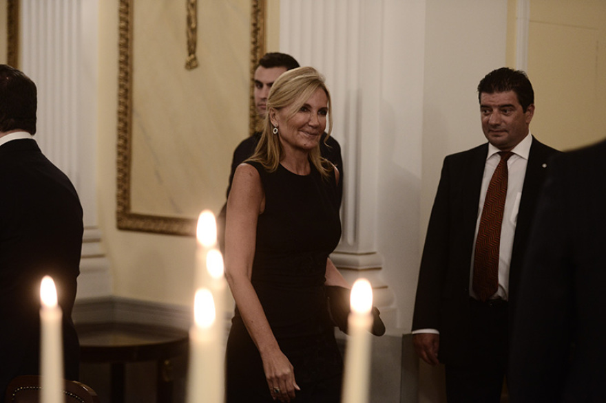 Δείπνο στο Προεδρικό - Δείτε φωτογραφίες: Απρόσμενες χειραψίες, λαμπερές εμφανίσεις 