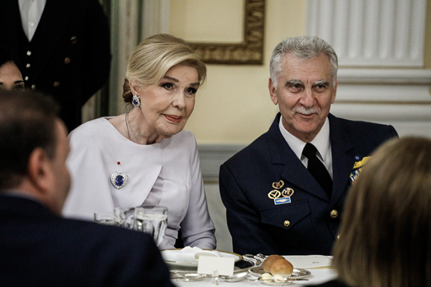 Δείπνο στο Προεδρικό - Δείτε φωτογραφίες: Απρόσμενες χειραψίες, λαμπερές εμφανίσεις 