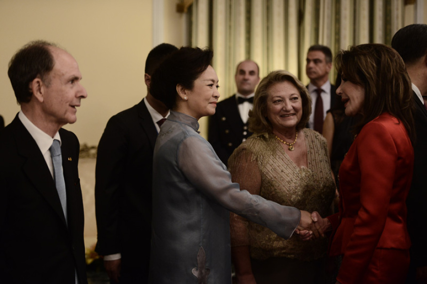 Δείπνο στο Προεδρικό - Δείτε φωτογραφίες: Απρόσμενες χειραψίες, λαμπερές εμφανίσεις 