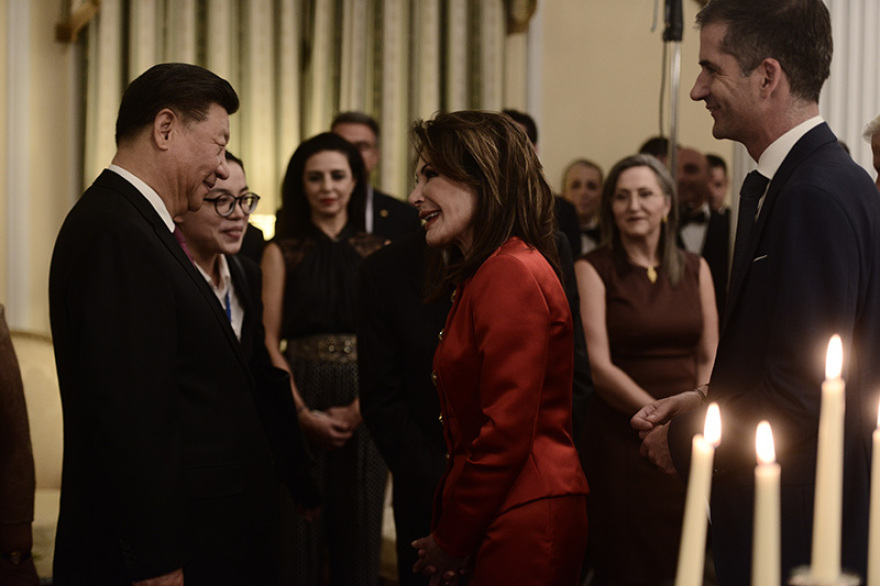 Δείπνο στο Προεδρικό - Δείτε φωτογραφίες: Απρόσμενες χειραψίες, λαμπερές εμφανίσεις 