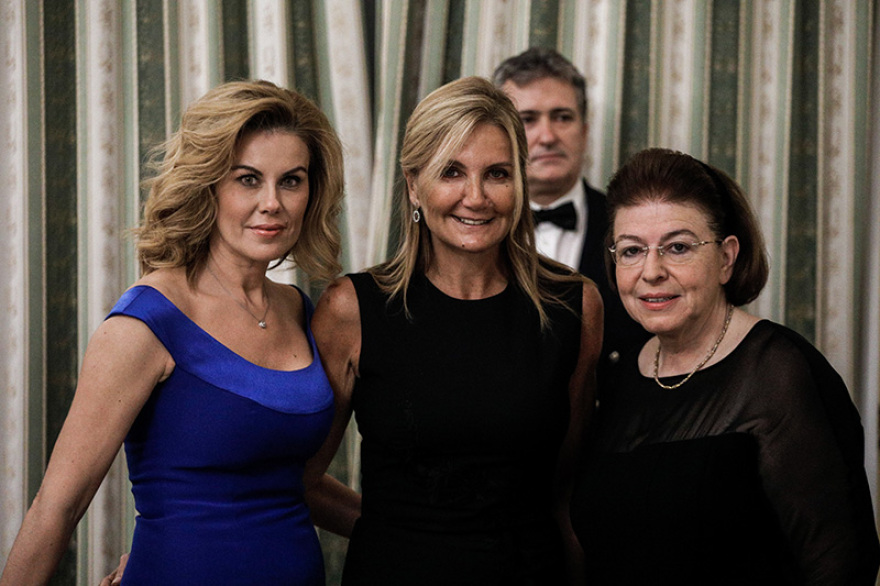 Δείπνο στο Προεδρικό - Δείτε φωτογραφίες: Απρόσμενες χειραψίες, λαμπερές εμφανίσεις 