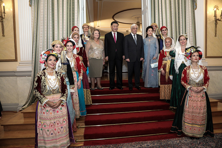 Δείπνο στο Προεδρικό - Δείτε φωτογραφίες: Απρόσμενες χειραψίες, λαμπερές εμφανίσεις 