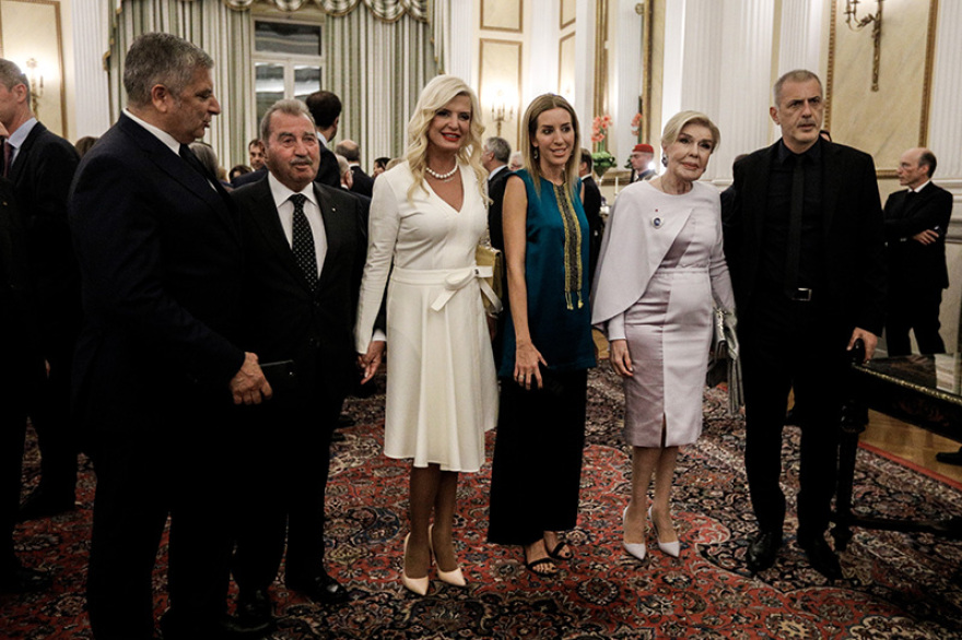 Δείπνο στο Προεδρικό - Δείτε φωτογραφίες: Απρόσμενες χειραψίες, λαμπερές εμφανίσεις 