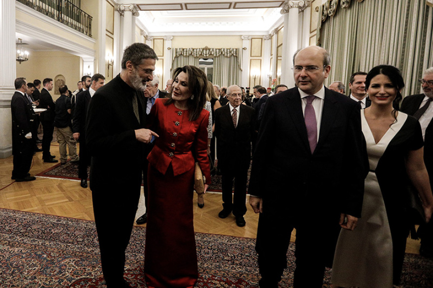 Δείπνο στο Προεδρικό - Δείτε φωτογραφίες: Απρόσμενες χειραψίες, λαμπερές εμφανίσεις 