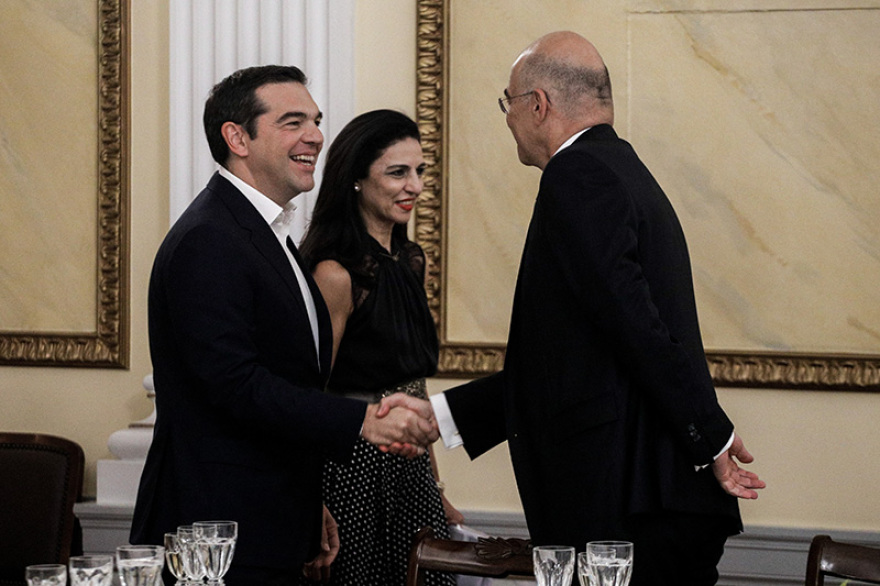 Δείπνο στο Προεδρικό - Δείτε φωτογραφίες: Απρόσμενες χειραψίες, λαμπερές εμφανίσεις 