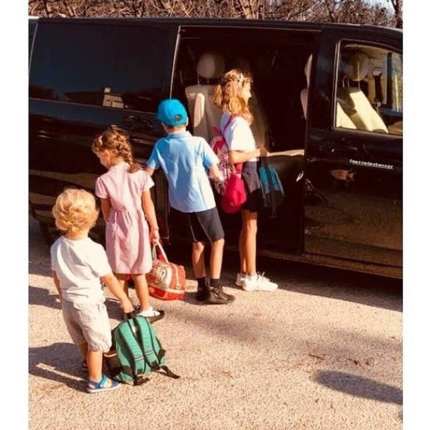 Τα παιδιά του Σάκη Ρουβά παρατεταγμένα στη σειρά για το σχολικό 