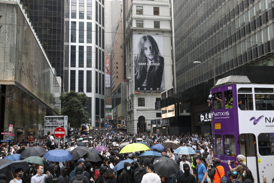 Χονγκ Κονγκ: Τα ΜΜΜ στόχος των διαδηλωτών - Ανησυχεί η Δύση για τα επεισόδια 