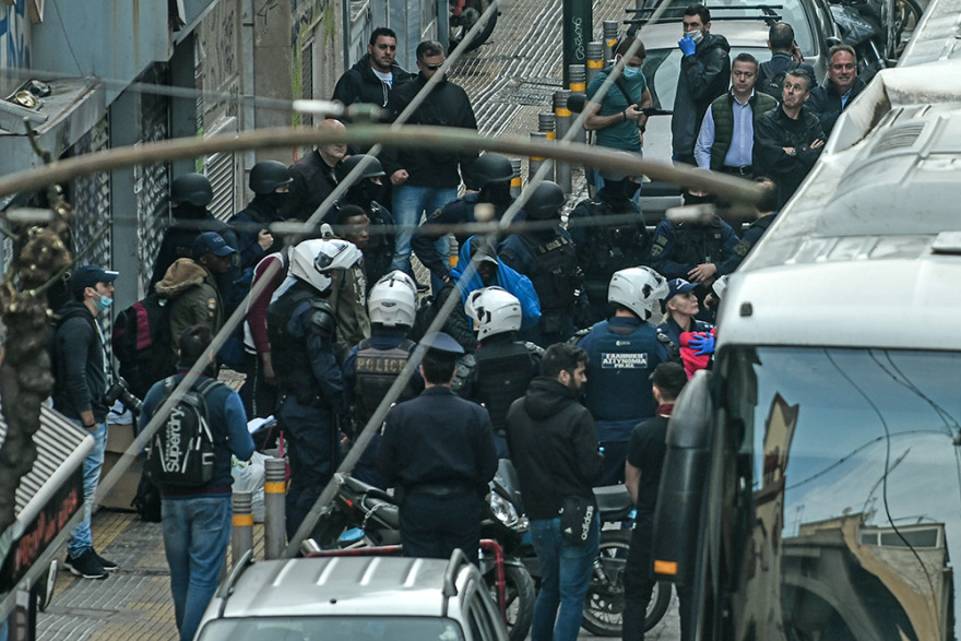 Εξάρχεια: Επιχείρηση της ΕΛΑΣ για εκκένωση κτηρίου υπό κατάληψη