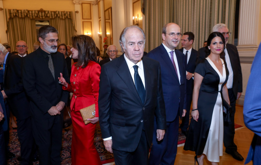 Δείπνο στο Προεδρικό - Δείτε φωτογραφίες: Απρόσμενες χειραψίες, λαμπερές εμφανίσεις 