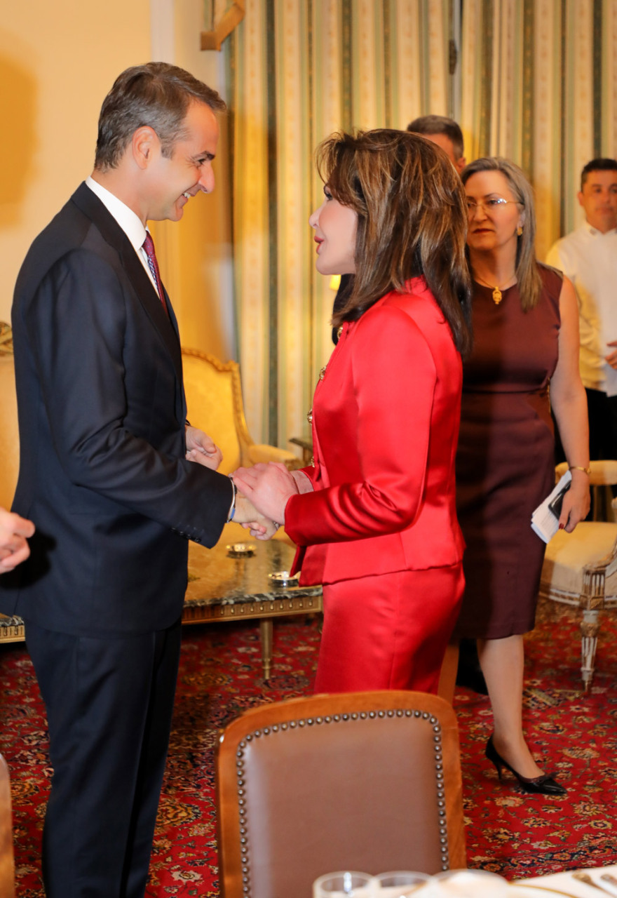 Δείπνο στο Προεδρικό - Δείτε φωτογραφίες: Απρόσμενες χειραψίες, λαμπερές εμφανίσεις 