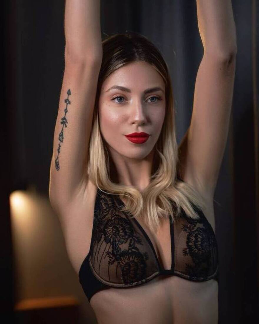 Πρώην παίκτρια του GNTM σε σέξι πόζες με τα εσώρουχα 
