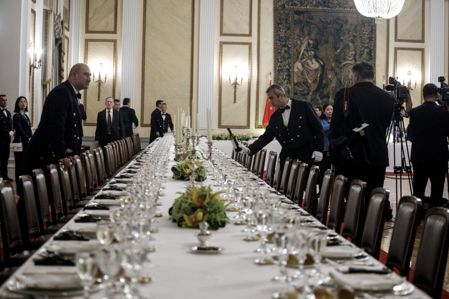 Δείπνο στο Προεδρικό για τον Κινέζο πρόεδρο: Τα πηγαδάκια, το μενού, οι λαμπερές εμφανίσεις