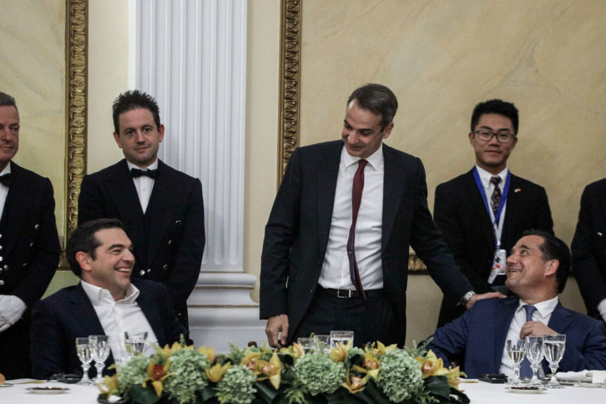 Η χειραψία Τσίπρα - Γεωργιάδη στο Προεδρικό... η αντίδραση Τζανακόπουλου και η απάντηση του υπουργού 