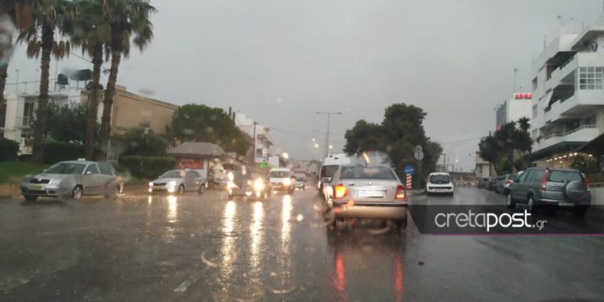 Κακοκαιρία Βικτώρια: Μαθητές στην Κρήτη έφτιαξαν «γέφυρα» με καρέκλες για να βγουν από το σχολείο τους