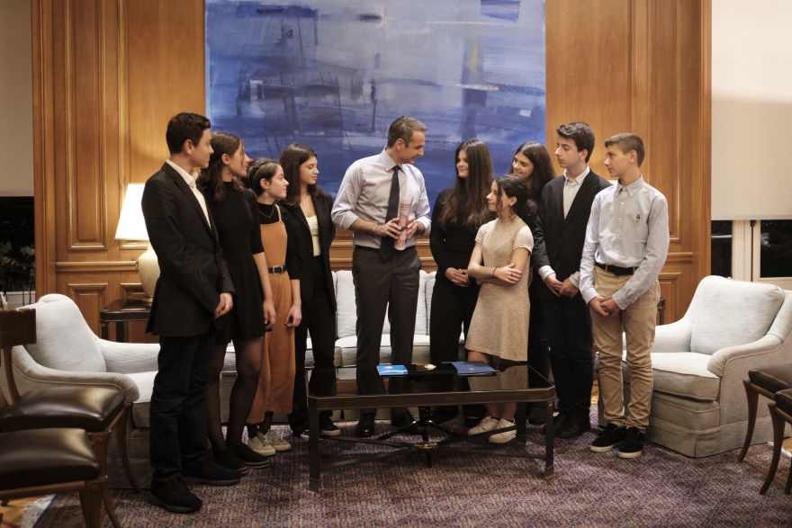 Με παιδιά - εθελοντές από το «Χαμόγελο του Παιδιού» συναντήθηκε ο Κυριάκος Μητσοτάκης