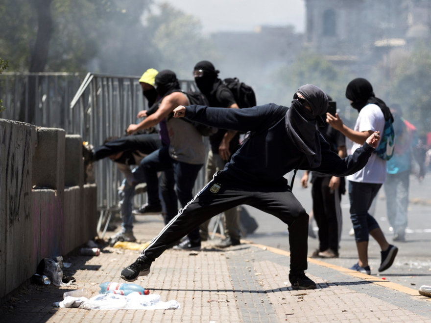 Διαδηλώσεις και επεισόδια στη Χιλή: Χιλιάδες πολίτες στους δρόμους απαιτούν μεταρρυθμίσεις