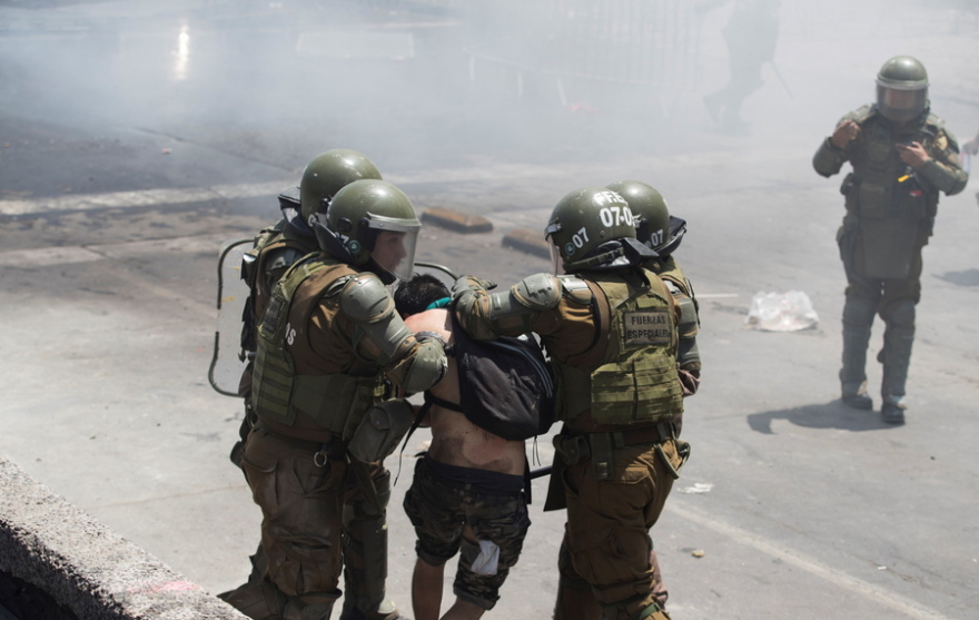 Διαδηλώσεις και επεισόδια στη Χιλή: Χιλιάδες πολίτες στους δρόμους απαιτούν μεταρρυθμίσεις