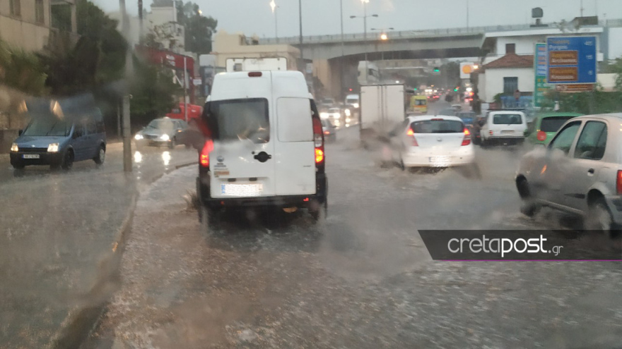 Κακοκαιρία Βικτώρια: Μαθητές στην Κρήτη έφτιαξαν «γέφυρα» με καρέκλες για να βγουν από το σχολείο τους