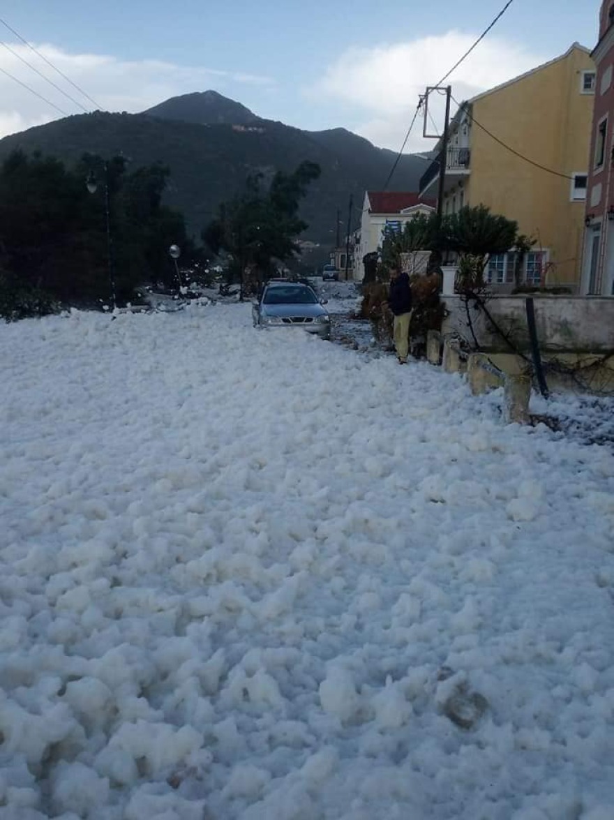 Οθωνοί: Η «Βικτώρια» έντυσε στα λευκά την παραλία - Δείτε βίντεο