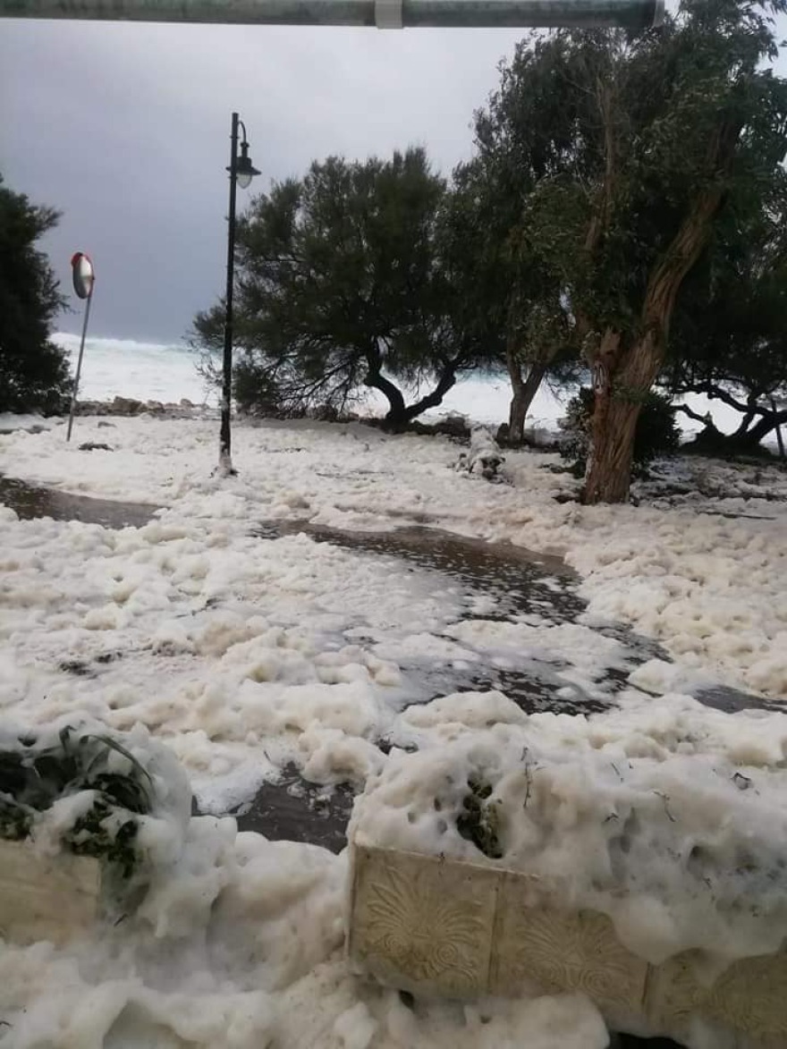 Οθωνοί: Η «Βικτώρια» έντυσε στα λευκά την παραλία - Δείτε βίντεο