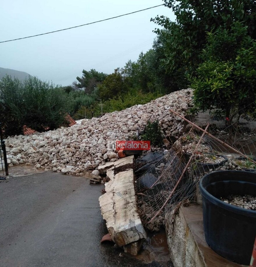 Κακοκαιρία Βικτώρια: Μαθητές στην Κρήτη έφτιαξαν «γέφυρα» με καρέκλες για να βγουν από το σχολείο τους