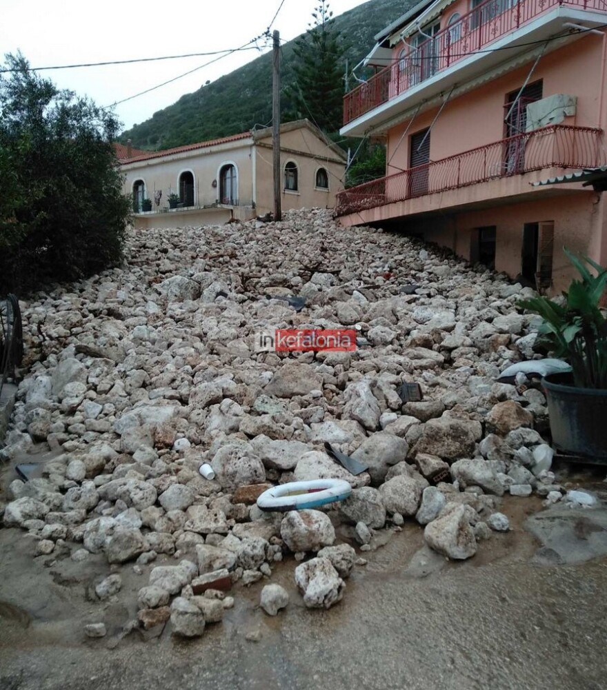 Κακοκαιρία Βικτώρια: Μαθητές στην Κρήτη έφτιαξαν «γέφυρα» με καρέκλες για να βγουν από το σχολείο τους