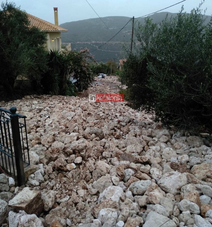 Κακοκαιρία Βικτώρια: Μαθητές στην Κρήτη έφτιαξαν «γέφυρα» με καρέκλες για να βγουν από το σχολείο τους