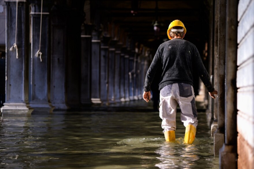 Βενετία: Σε κατάσταση έκτακτης ανάγκης - Μετρά τις πληγές της μετά τις ακραίες πλημμύρες 