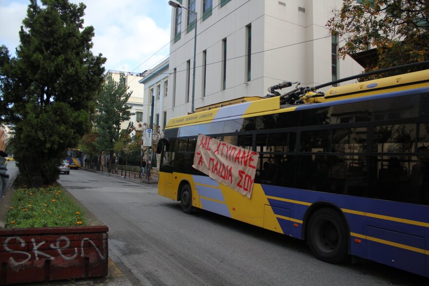 Νεολαία ΣΥΡΙΖΑ: Προσήχθη ο γραμματέας Σπουδάζουσας Αθήνας για τα πανό στα τρόλεϊ