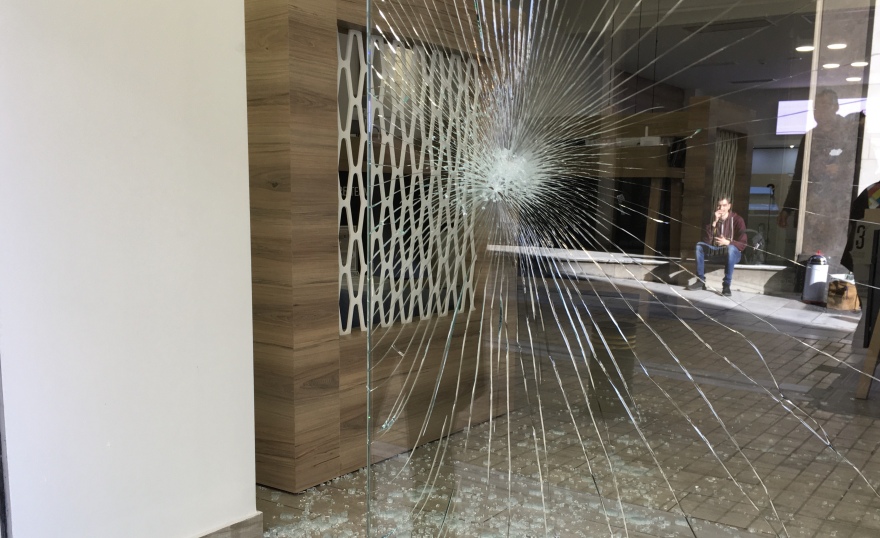 Φοιτητικό συλλαλητήριο: Έσπασαν κατάστημα - Χτύπησαν φωτορεπόρτερ