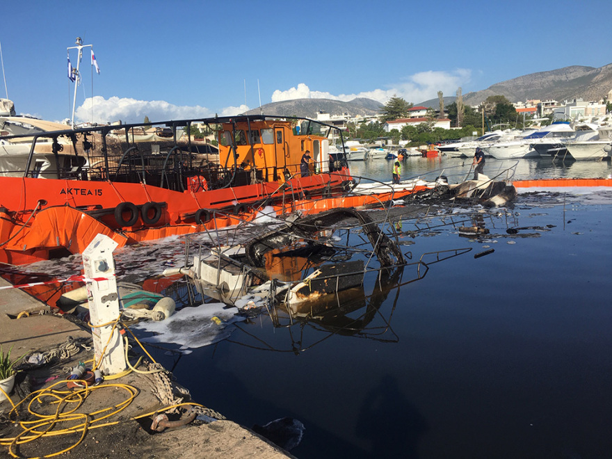 Φωτιά στη μαρίνα Γλυφάδας: Πέντε καλλονές βρίσκονταν μέσα στα σκάφη που καταστράφηκαν